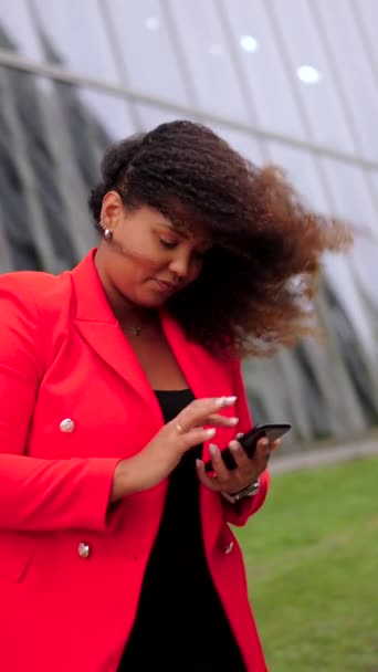 Afrika kökenli Amerikalı iş kadını telefon kullanıyor. Sosyal medyada kıvrımlı kadın sohbeti - Video, Çekim