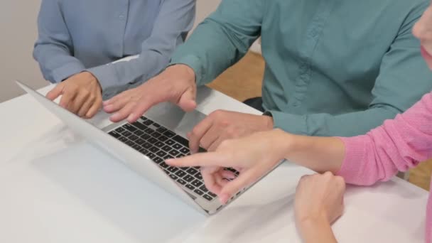 Primer plano de las manos de las personas que trabajan en el ordenador portátil - Imágenes, Vídeo