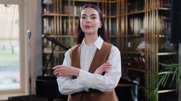 Sebevědomý elegantní silný businesswoman podnikatel žena vůdce kavkazský žena dívka kavárna pracovník majitel firmy při pohledu na kameru křížení rukou důvěru feminismus v restauraci kancelář. Portrét obličeje. - Záběry, video