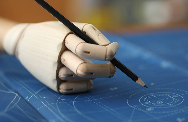 Крупним планом руки роблять зміни на відбитках. Малюнки та кола, ілюстровані на робочому папері. Концепція бізнес мотивації та інвалідності
 - Фото, зображення