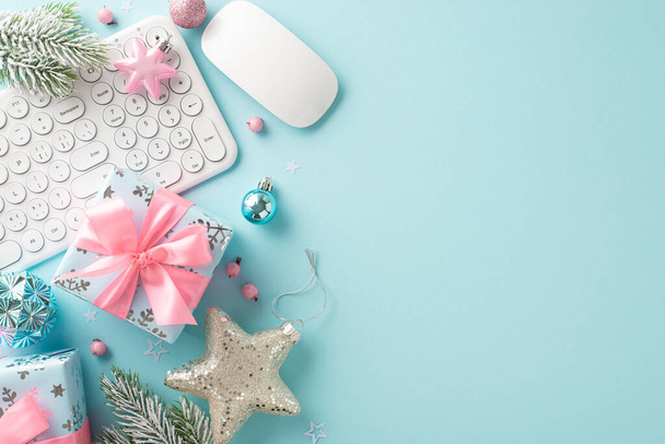 E-shopping για τις χειμερινές διακοπές: Κορυφαία εικόνα προβολή λευκό πληκτρολόγιο, ποντίκι υπολογιστή, ροζ και μπλε μπιχλιμπίδια, λαμπερό αστέρι, τυλιγμένο δώρα, παγωμένα κλαδιά ελάτης σε παστέλ μπλε φόντο για διαφήμιση - Φωτογραφία, εικόνα