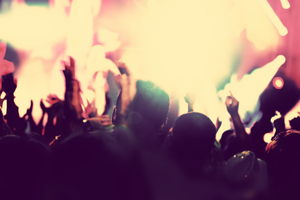 Люди с поднятыми руками в ночном клубе
. - Фото, изображение