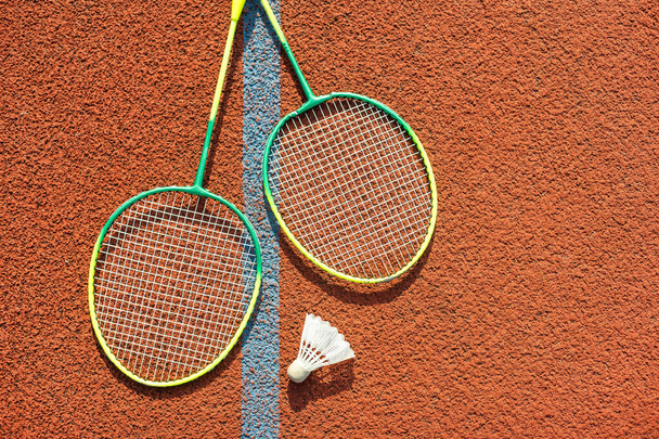 Badmintonrackets en veerpendeldienst op het veld. Hoge kwaliteit foto - Foto, afbeelding