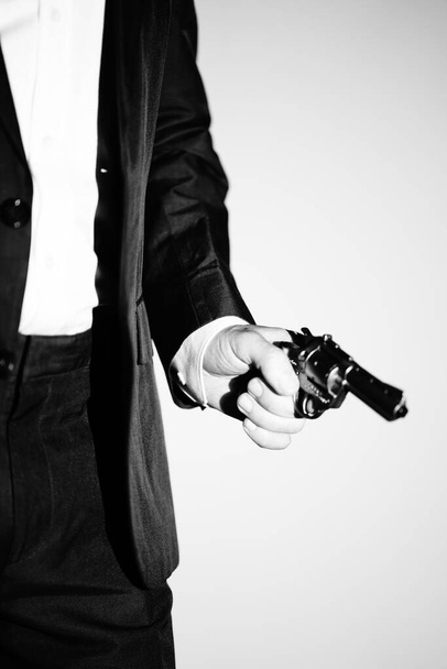 Detective mannelijke spion met pistool pistool misdaad thriller boek omslag ontwerp foto. - Foto, afbeelding