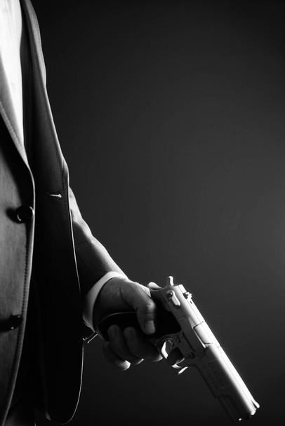 Retro geheim agent met pistool pistool in de hand in vintage misdaad thriller mockup cover foto.        - Foto, afbeelding