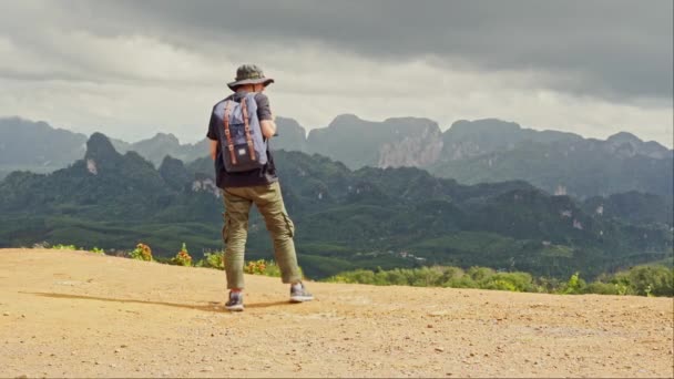 emberek tevékenység koncepció ázsiai túrázó férfi hátizsák boldog érzés állni, és győződjön meg róla, hogy a hegyi kilátás  - Felvétel, videó