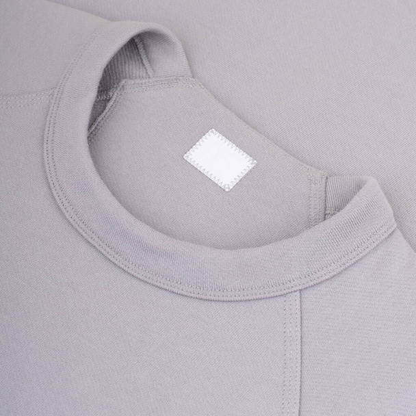Cuello redondo de una sudadera gris claro etiqueta de ropa fondo maqueta de cerca - Foto, Imagen
