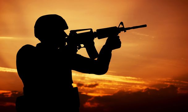 Soldat schießt mit Waffe - Foto, Bild