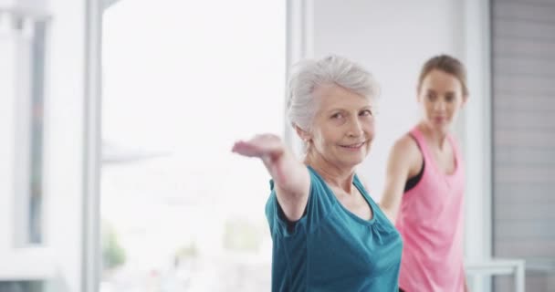 Ανώτερη γυναίκα, φυσική κατάσταση και προσωπικός γυμναστής για γιόγκα, τάξη και βοήθεια από εκπαιδευτή, άσκηση και ισορροπία. Ενεργό, πιλάτες και υγεία για ευεξία, τέντωμα ή υγεία με χαμόγελο, φιλικό ή ηλικιωμένο. - Πλάνα, βίντεο