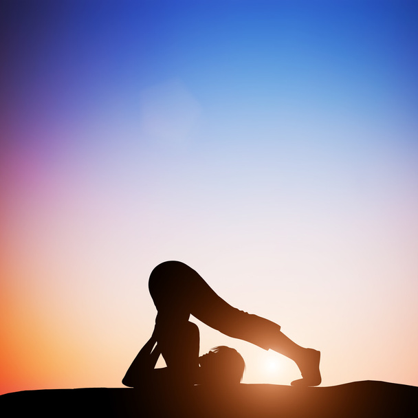 Kadın pulluk yoga poz - Fotoğraf, Görsel
