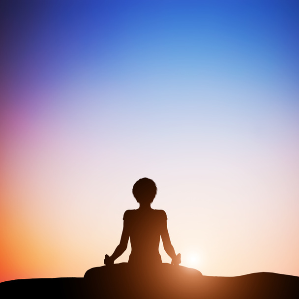 Frau in Lotus-Yoga-Pose meditiert - Foto, Bild