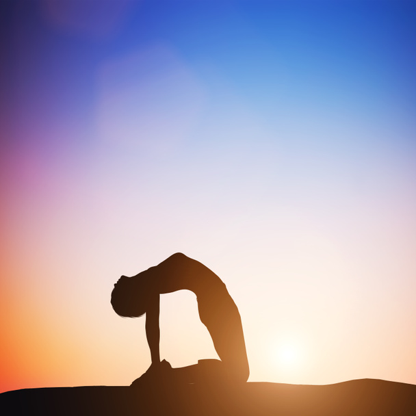 Mujer en pose de camello yoga
 - Foto, Imagen