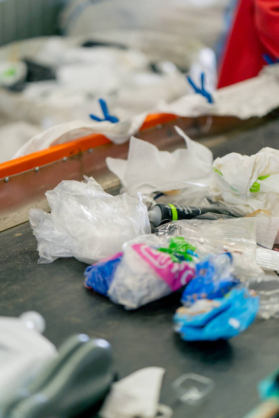 Використовувані пластикові пляшки переходять на лінію сортування відходів на спеціальній станції для подальшої обробки або утилізації - Фото, зображення