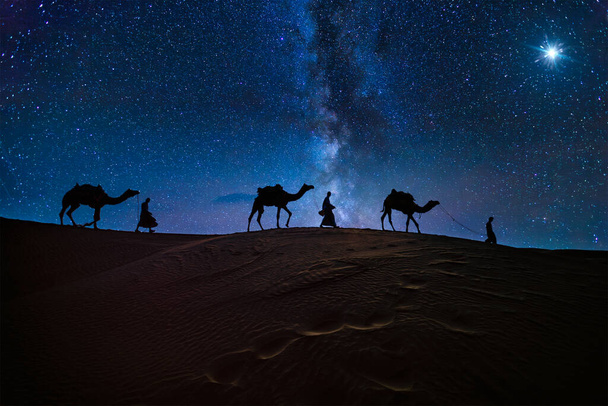Joulu Jeesus syntymäkonsepti palvonta Magi, Kolme viisasta miestä, Kolme kuningasta, ja kolme raamatullinen Magi kamelin siluetteja matkustaa hiekkadyynejä aavikon seurata Betlehem tähti yöllä - Valokuva, kuva