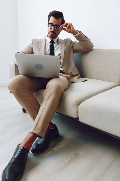 Networking mężczyzna dorosły zadzwoń biznes casual laptop oglądanie kaukaski wideo sukces dom uśmiechnięta kanapa sofa przystojny online w domu rekreacja szczęśliwy przedsiębiorca - Zdjęcie, obraz