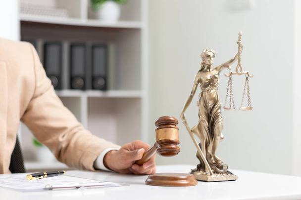 Soudní kladívko v kanceláři soudce je umístěno na stůl, aby symbolizovalo rozhodnutí soudce o žalobě. kladívkové dřevo na dřevěném stole právníků v advokátní kanceláři jako symbol spravedlivého posouzení v případech. - Fotografie, Obrázek