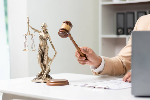 Το σφυρί του δικαστή στο δικηγορικό γραφείο τίθεται επί τάπητος για να συμβολίζει τη δικαστική απόφαση. Gavel ξύλο σε ξύλινο τραπέζι των δικηγόρων στο γραφείο νομικών συμβουλών ως σύμβολο της δίκαιης κρίσης σε υποθέσεις. - Φωτογραφία, εικόνα