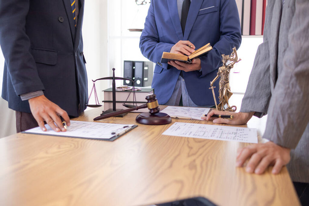 Бізнесмени та інвестори підписують контракт перед юридичним радником компанії та свідком контракту на їх інвестиції в нерухомість. підписання контракту між бізнесменом та інвестором перед адвокатом - Фото, зображення