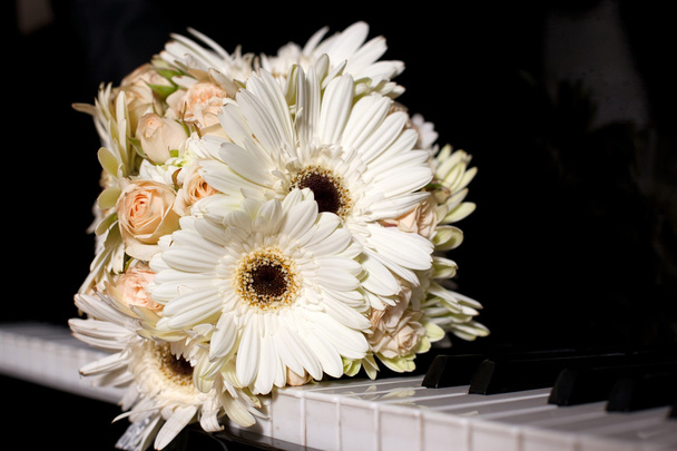 Ramo de boda de pastel con rosas en el piano
 - Foto, Imagen