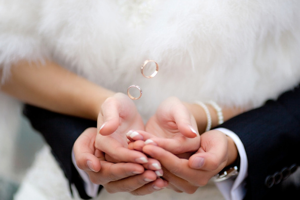 Ruce s létáním zlaté prsteny - Fotografie, Obrázek