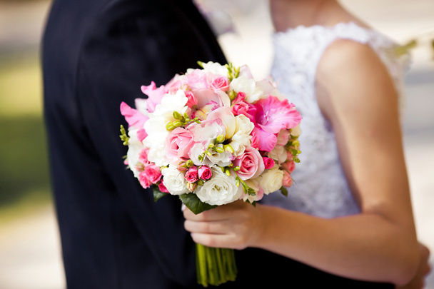 Roze bruiloft boeket met rozen en gladiolen - Foto, afbeelding