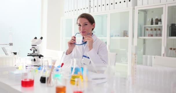 O cientista coloca óculos de segurança para proteção no laboratório de ciências. Biólogo genético em óculos de segurança antes de trabalhar em desenvolvimentos científicos e pesquisa - Filmagem, Vídeo