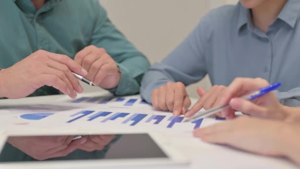 Primer plano de las personas que hacen papeleo en la oficina - Metraje, vídeo