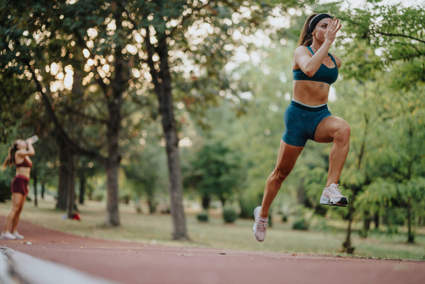 Ajuste atletas corriendo en un parque verde. Objetivos de fitness inspiradores, estilo de vida activo, motivación para que otros hagan ejercicio. Individuos deportivos que abrazan el ejercicio al aire libre y la vitalidad del atletismo. - Foto, imagen