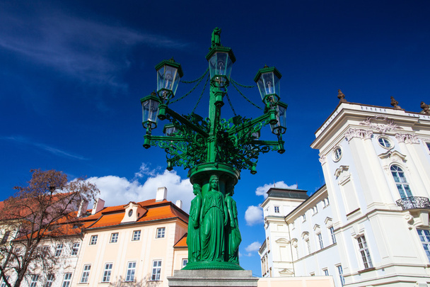 Lámpara de calle histórica y palacio del arzobispo en la plaza del castillo
 - Foto, Imagen