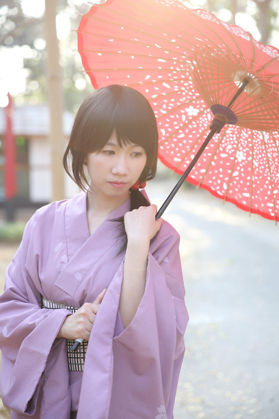 Το κορίτσι με το ιαπωνικό yukata - Φωτογραφία, εικόνα