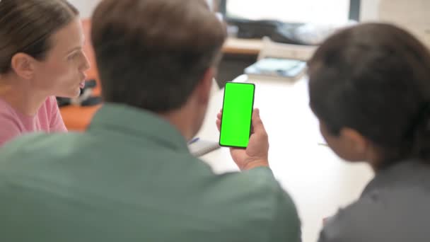 Multi Ethnic Team Telefon használata zöld képernyővel - Felvétel, videó