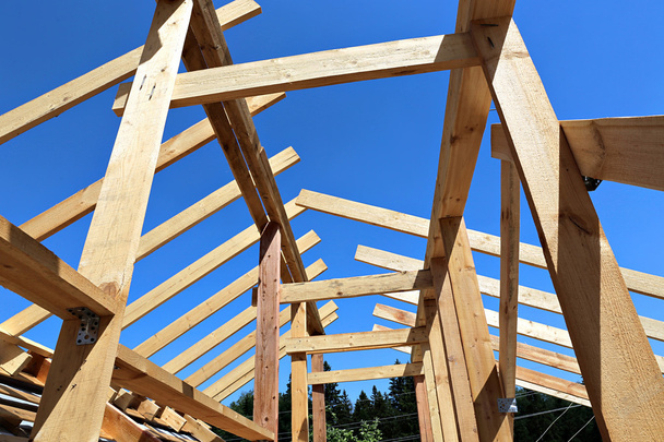 Installazione di travi di legno all'atto di costruzione il sistema di capriata di tetto
 - Foto, immagini