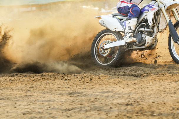 motorcrosser versnellen snelheid in track - Foto, afbeelding