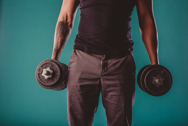 Уверенный в себе Fit Man Showcasing Six-Pack Abs and Muscular Torso in Turquoise Background - Фото, изображение