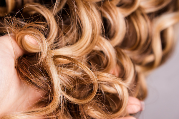 Strand kręcone blond włosy na ramieniu - Zdjęcie, obraz