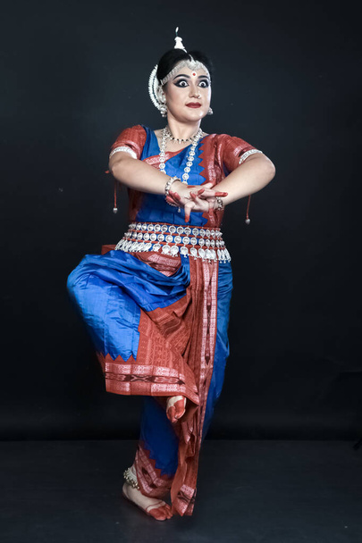Donna che esegue danza Odissi in costume colorato. Forme di danza classica indiana. - Foto, immagini