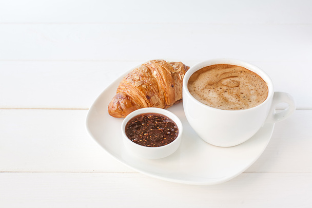 Desayuno con croissant y taza de café
 - Foto, Imagen
