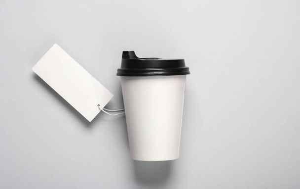 Copo de papelão de café com preço no fundo cinza - Foto, Imagem