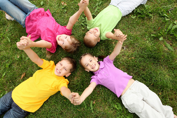 группа детей в парке - Фото, изображение