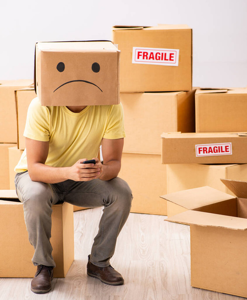 O homem infeliz com caixa em vez de cabeça
 - Foto, Imagem