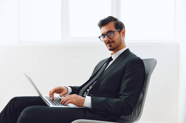 Man background manager έκφραση τεχνολογία επίτευγμα δουλειά ευτυχισμένη γιορτή πορτρέτο κερδίζοντας καρέκλα νικητής laptop αφεντικό επιχειρηματίας γραφείο ενθουσιασμένος - Φωτογραφία, εικόνα