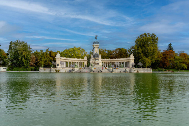 アルフォンソ12世の記念碑(スペイン語:モナンデス-アルフォンソ12世)は,スペイン,マドリード,エル・レティロ公園にあります. 記念碑は公園の中心近くに人工湖の東端に位置しています. - 写真・画像