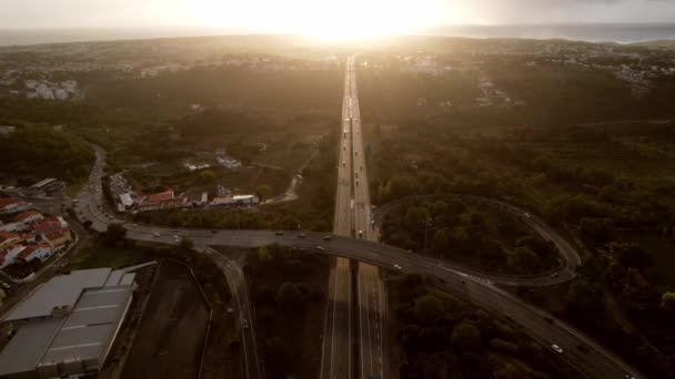 Tracciamento aereo del drone POV dell'autostrada A5 a Cascais, Portogallo al tramonto - Filmati, video