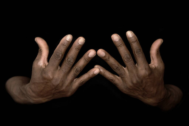Zeichensprache mit Handgesten, die Körpersprache mit Menschen auf schwarzem Hintergrund sprechen Archivbild - Foto, Bild