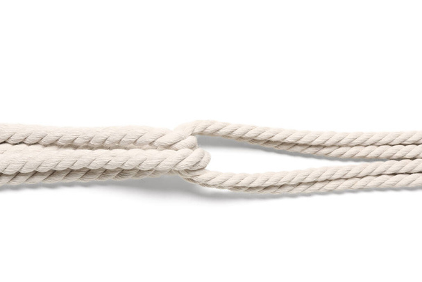 Gebundelde touwen op witte achtergrond - Foto, afbeelding