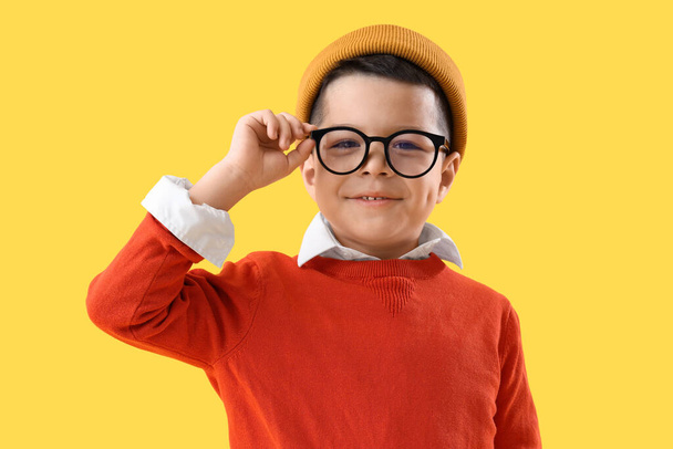 Pequeño chico asiático sobre fondo amarillo - Foto, Imagen