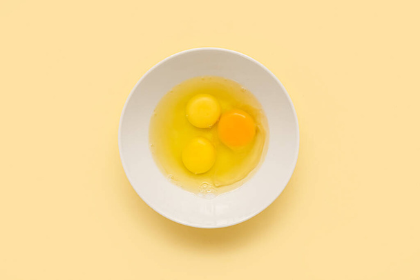 Bowl repedt csirke tojás sárga alapon - Fotó, kép