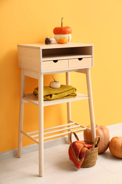 Bílý stůl s dýněmi u oranžové stěny - Fotografie, Obrázek
