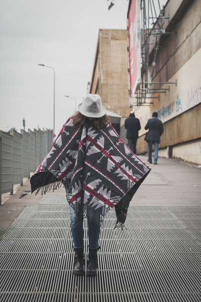 Linda jovem morena posando nas ruas da cidade
 - Foto, Imagem