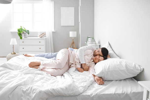 Jovem casal dormindo no quarto - Foto, Imagem